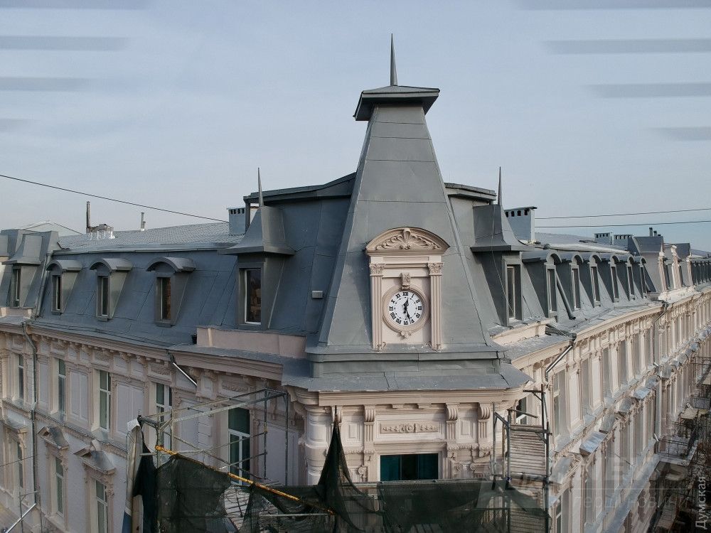 Дерибасовская, 10, доходный дом Стифель. Реставраторы пожадничали, и оставили кровлю из жестяных листов. Зато вернули часы