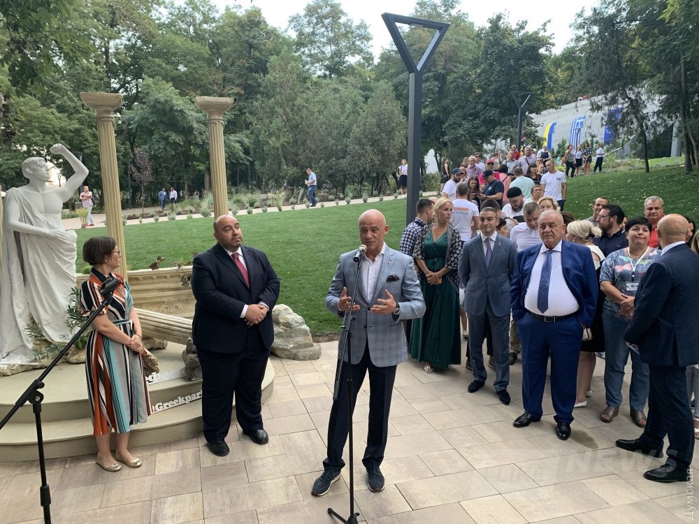 Слева какая-то псевдоантичная композиция, которую называют фотозоной