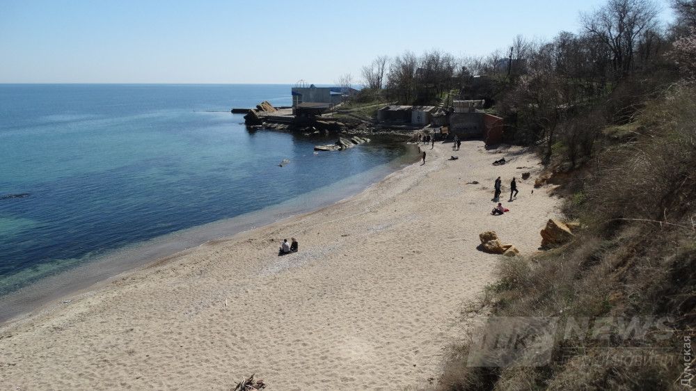 Пляж слева от строящегося 24-этажного комплекса