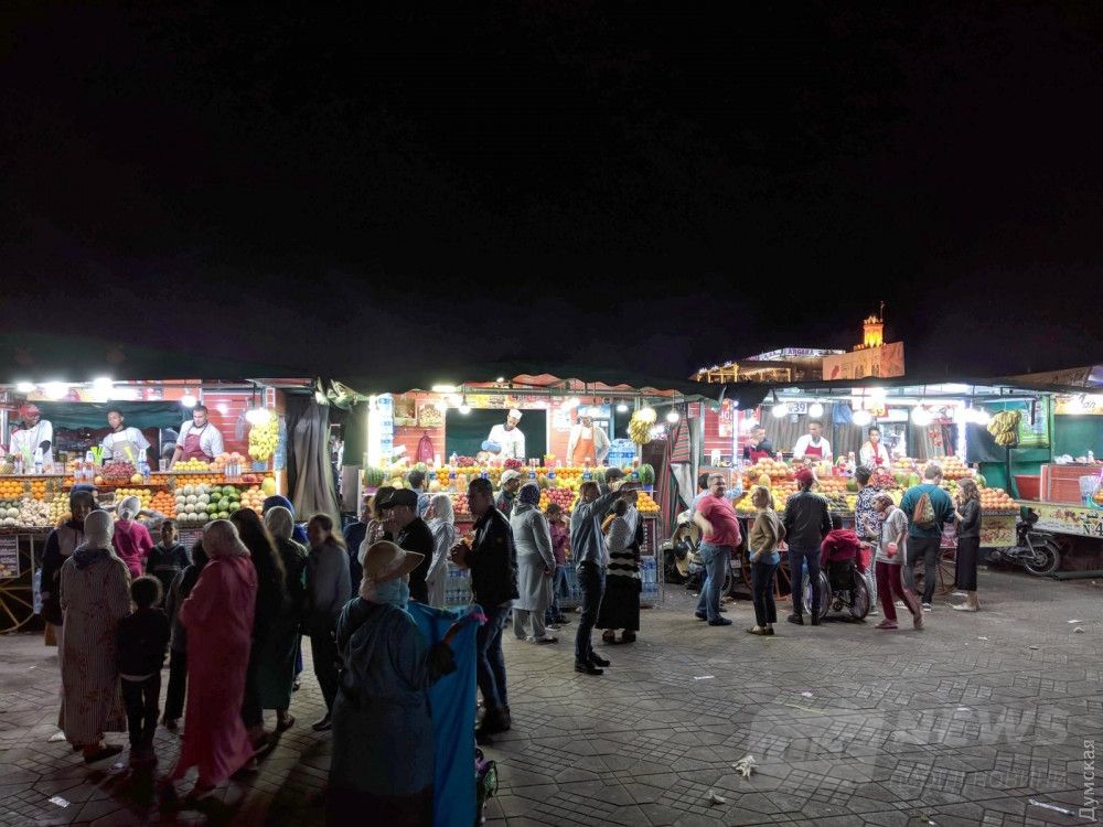 Ночью на Площади отрубленных голов. Тут целые ряды прилавков с фруктами и фрешами