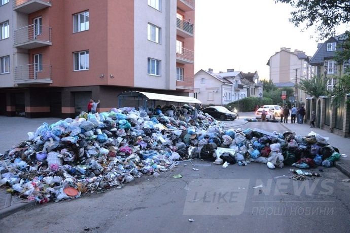 Протестуючи проти сміття, яке не вивозять, люди перекрили ним дорогу