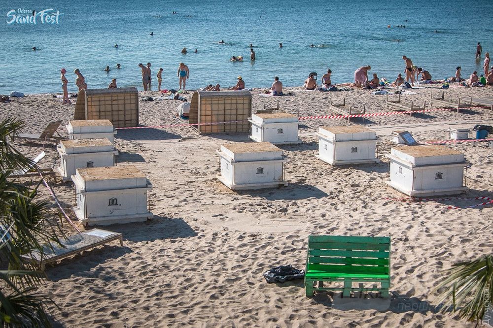 Для каждой из команд заранее заготовлена огромная форма шириной 120 см и высотой метр