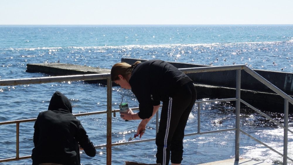 Студенты на субботнике в среду