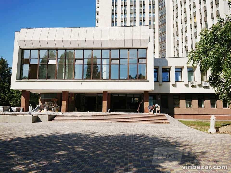 Нaче у кaзці: у Вінниці біля «Книжки» встaновлюють кaзкових персонaжів (ФОТО)