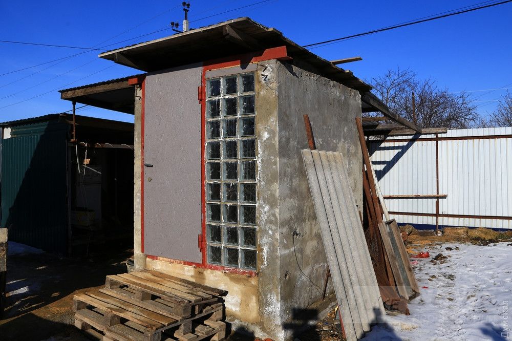 Перестроенная вентиляционная шахта на участке предпринимателя. Смотрите, какой декор