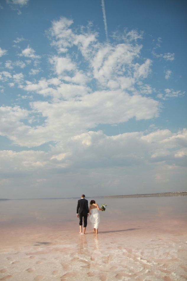 Вот такие краски ловят одесские фотографы - белая кристаллизованная соль и розовая вода