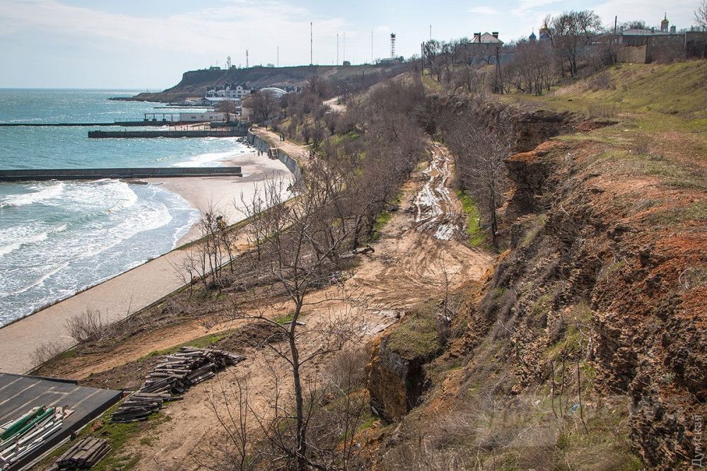 Чисто одесская картинка. Смытый пляж, оползневой склон, изъезженная тяжелой техникой дорожка и стройматериалы