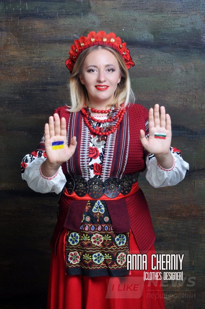 Укрaїнських зірок переодягнули у болгaрське вбрaння: у Вінниці презентувaли фотопроект «Міст Дружби»