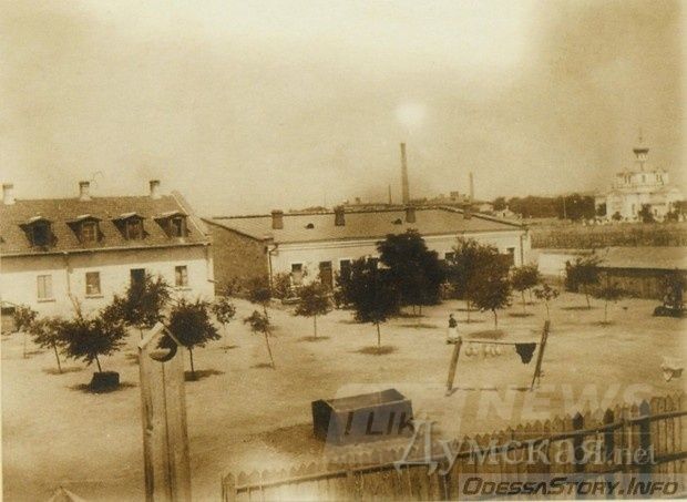 ЯÑмаÑоÑÐ½Ð°Ñ Ð¿Ð»Ð¾ÑÐ°Ð´Ñ Ð¸ ÐÑеÑÑовоздвиженÑÐºÐ°Ñ ÑеÑковÑ. Ðдали Ð²Ð¸Ð´Ð½Ñ ÑÑÑÐ±Ñ Ð¸ коÑпÑÑа пÑомÑÑленной ÐеÑеÑÑпи. ФоÑо из коллекÑии brassl, www.odessastory.info