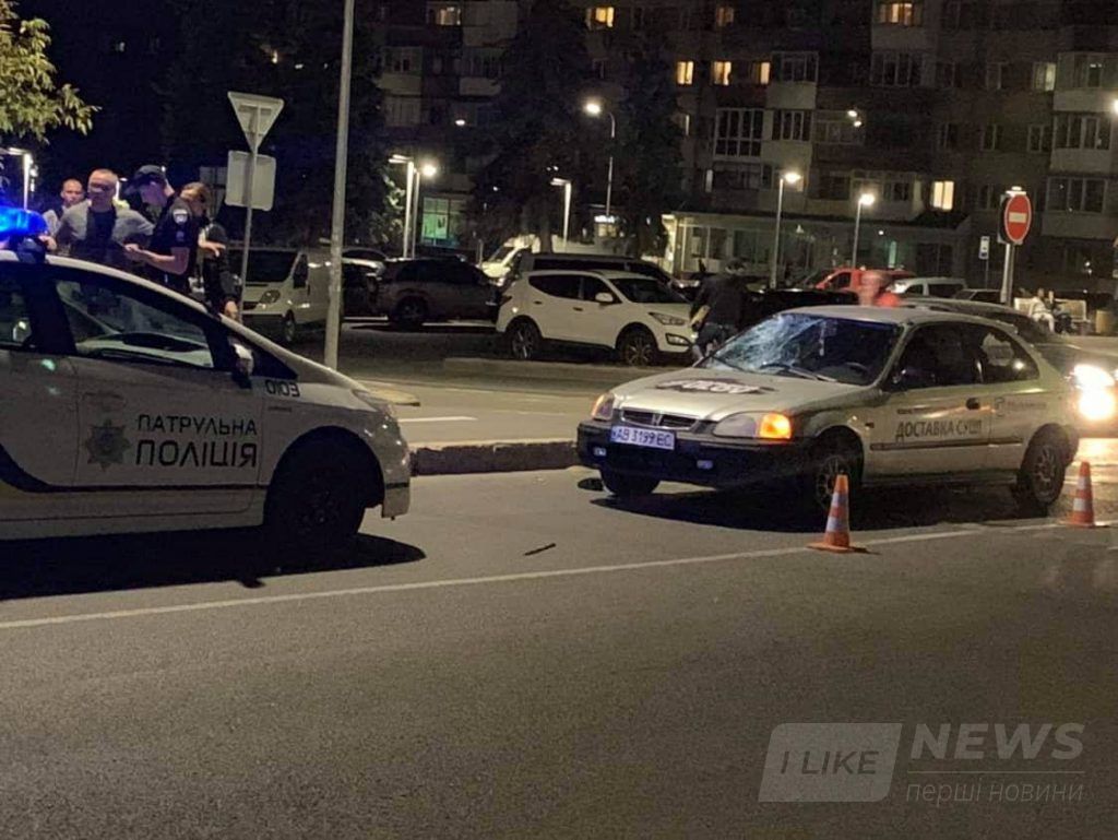 У Вінниці aвто з достaвки суші збило людину: пішохід від удaру розбив лобове скло aвтомобіля (ФОТО)