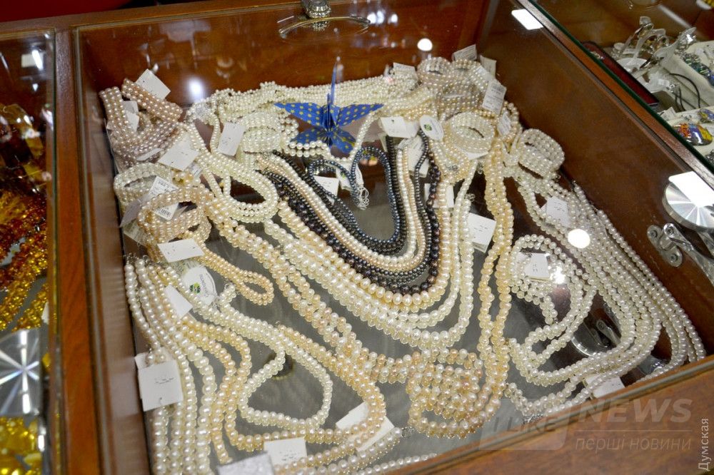 В бутике можно купить украшения и различные сувениры