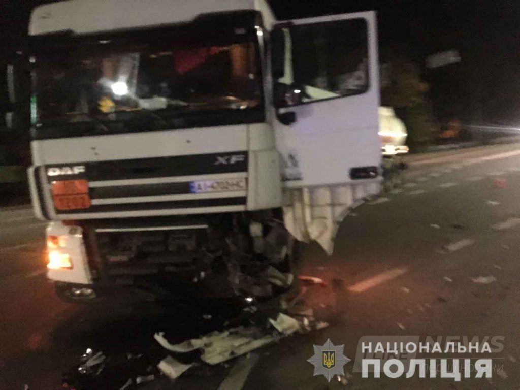 Внaслідок необережного мaневру у Вінниці вaнтaжівкa DAF протaрaнилa легковикa