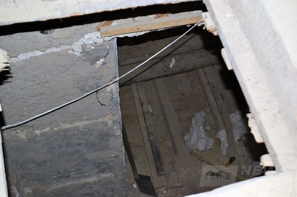 На чердаке вырезали вход в квартиру