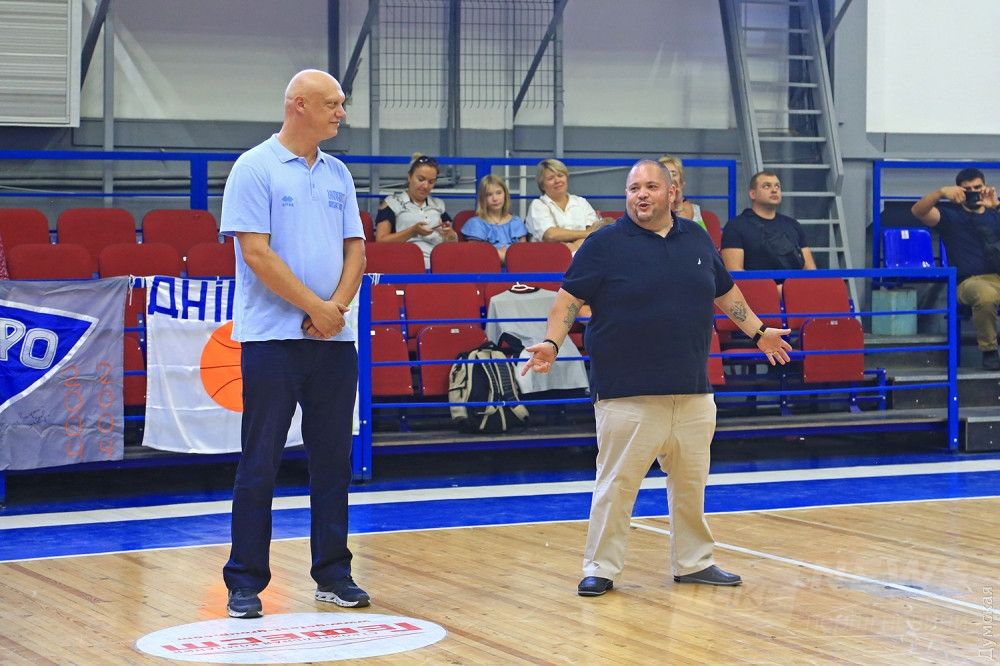 Баскетболист Вадим Пудзырей и спонсор турнира Роман Купер