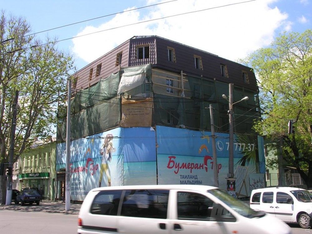 Надстройка-рекордсмен на углу Мечникова и Богдана Хмельницкого. На двухэтажный дом поставили четырехэтажку. Как это все не завалилось сразу, одному Богу ведомо. Фото Олега Коваленко