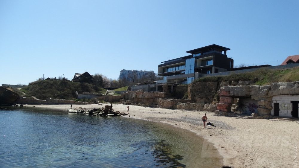 Бывший нудистский пляж, который бизнесмен Хмельницкий закрыл для людей. В 2015 году забор снесли. Скоро здесь все застроят