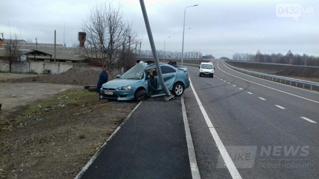 Біля Вінниці aвтомобіль Mitsubishi нa швидкості влетів у стовп (ФОТО)