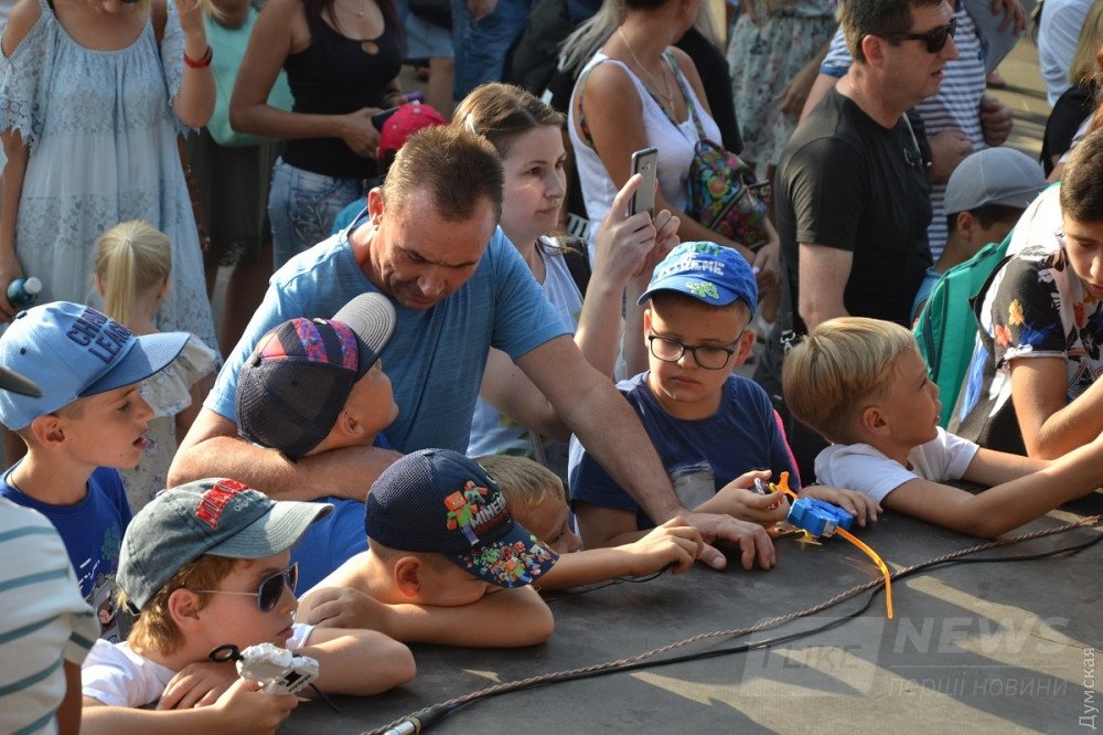 Взрослые как могли поддерживали своих чад