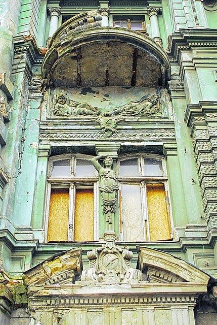 Декор. На фасаде — скульптуры и лепнина. Фото: П. Мордынская