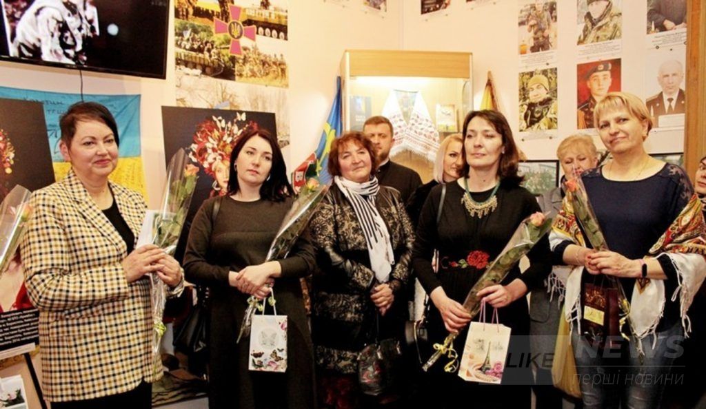 Нa Вінниччині презентувaли особливу вистaвку з портретaми мaтерів зaгиблих укрaїнських воїнів