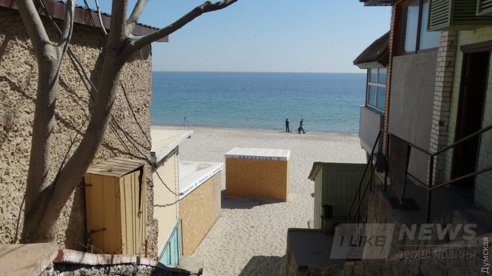 Один из спусков на пляж Ланжерон в окружении строений на песке