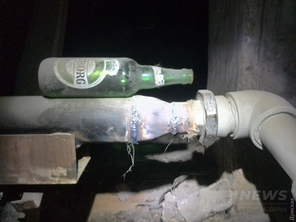 На чердаке так же, как и между этажами подключили пластиковые трубы к металлическим