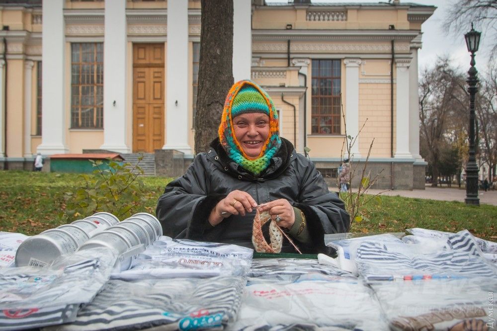 Татьяна Васильевна времени зря не теряет, продолжает вязать из цветного мохера затейливые шарфы