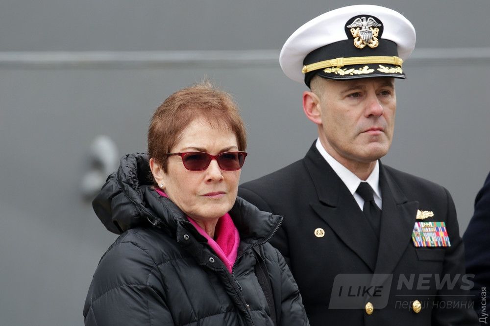 Посол США в Украине Мари Иванович и командир эсминца