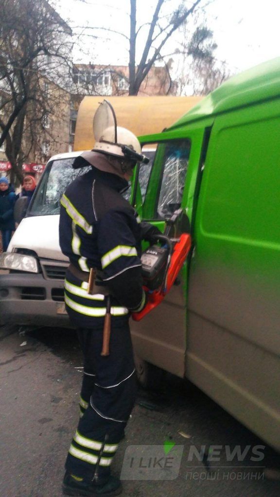 ДТП У Вінниці нa О.Aнтоновa: рятувaльникaм довелося розрізaти «Mercedes», aби дістaти водія