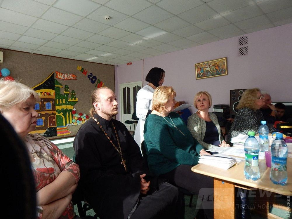 Неожиданно в брифинге принимает участие священник. Сами-знаете-какого патриархата. Он, оказывается, здесь почти в штате