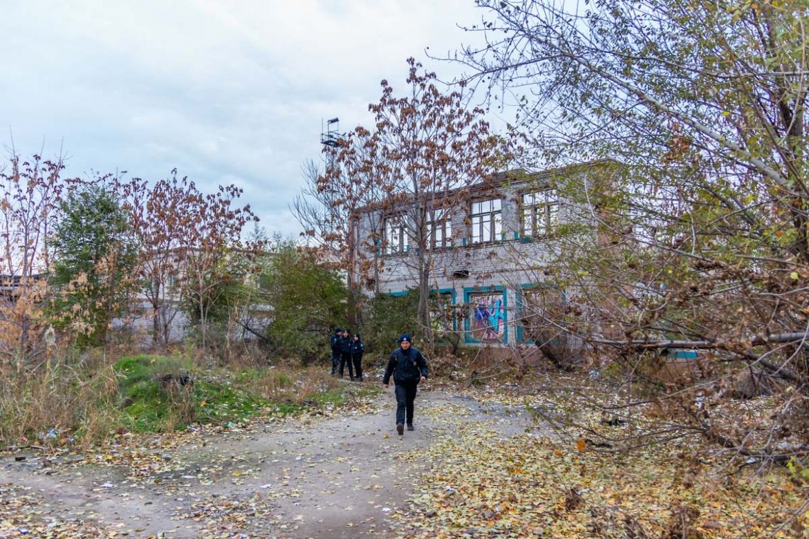 Ðа меÑÑо немедленно пÑибÑли неÑколÑко Ñкипажей паÑÑÑлÑной полиÑии, а Ñакже ÑоÑÑÑдники Ñголовного ÑозÑÑка