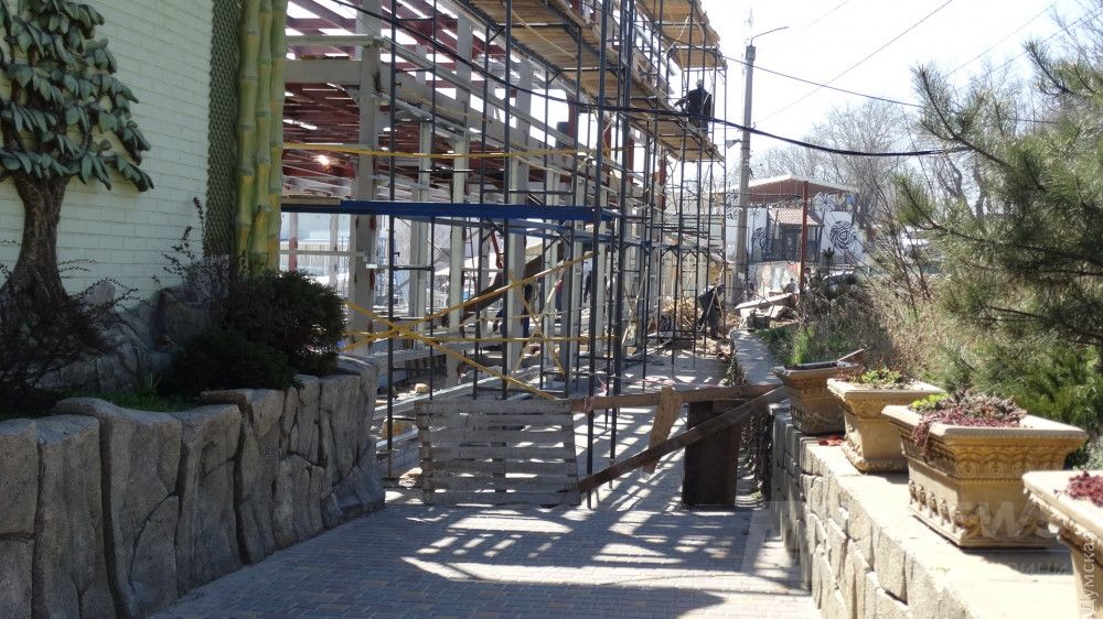 Проход закрыт. Идет реконструкция одноэтажного кафе (так указано в паспорте фасада). 