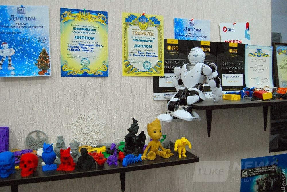 В ШАГовской лаборатории живет много разных роботов, умных машинок, хитрых устройств и просто забавных 3D-моделей. Рай для любого мальчишки :)