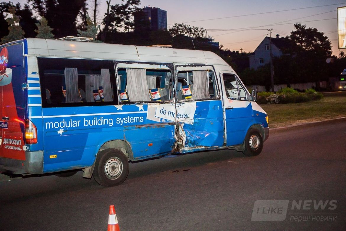 В маршрутке выбиты боковые окна В маршрутке выбиты боковые окна