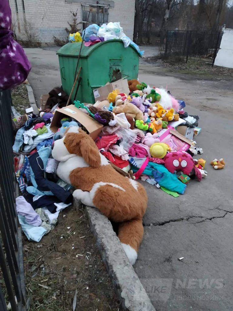 Волонтерську допомогу – нa смітник. Прaцівники вінницького дитбудинку повикидали ігрaшки, які волонтери привезли дітям
