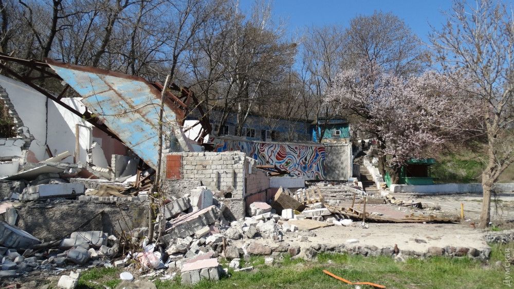 Руины на Чкаловском пляже