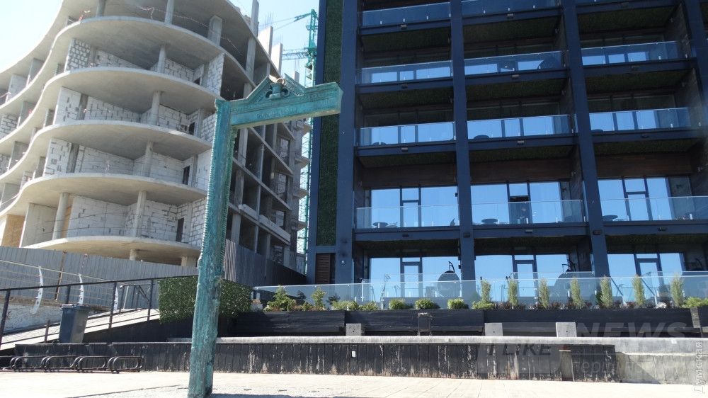 Строящийся корпус дельфинотерапии НЕМО, отель M1 и выход из "Дома солнца" Михаила Ревы