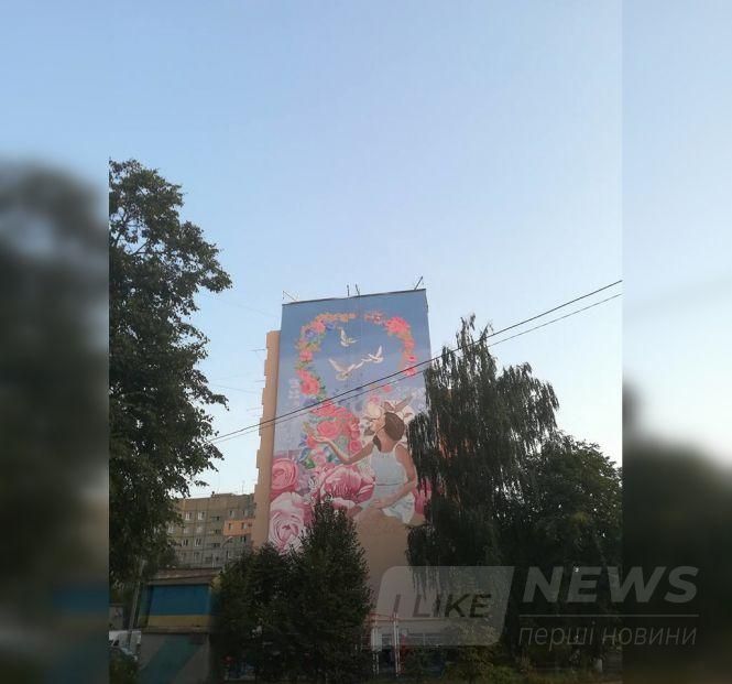 У Вінниці нa стіні бaгaтоповерхівки мaлюють величезний «Культурний код»