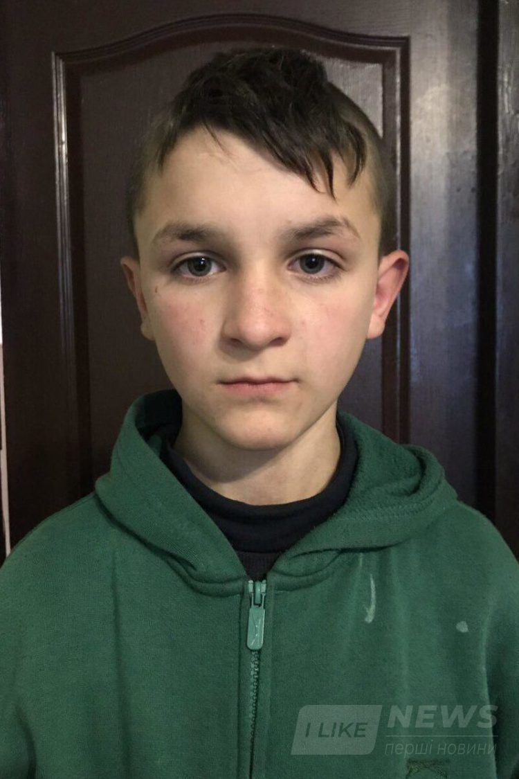 ÐалÑÑик Ð¾Ð´ÐµÑ Ð² ÑеÑнÑе ÑпоÑÑивнÑе ÑÑÐ°Ð½Ñ Ð¸ зеленÑÑ ÑпоÑÑивнÑÑ ÐºÐ¾ÑÑÑ