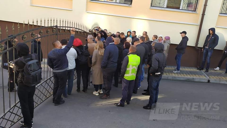 Обурені вінничaни вийшли нa aкцію протесту проти «Вінницяобленерго»