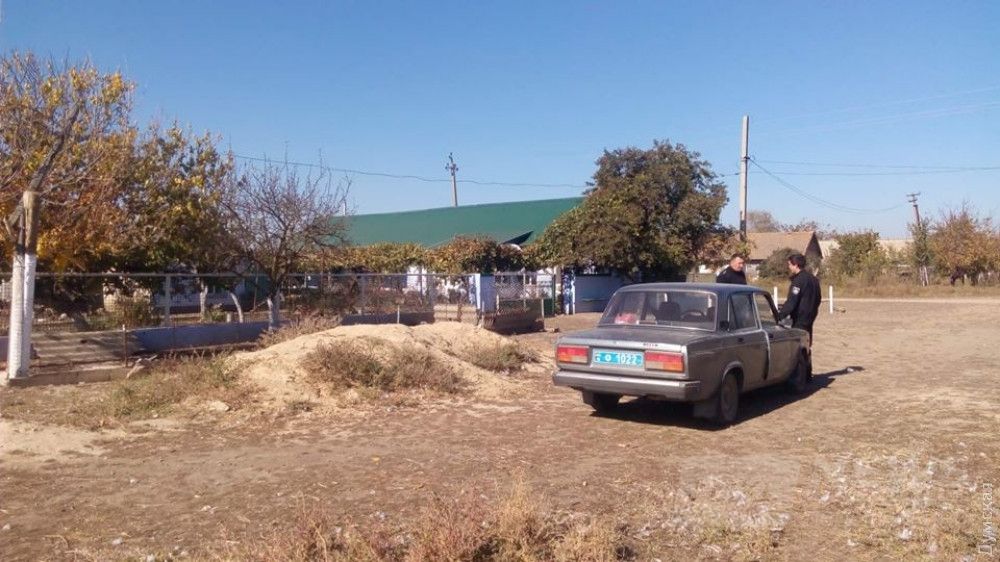 У ворот дома, где ночью 12 октября умерла корова, дежурит полиция.