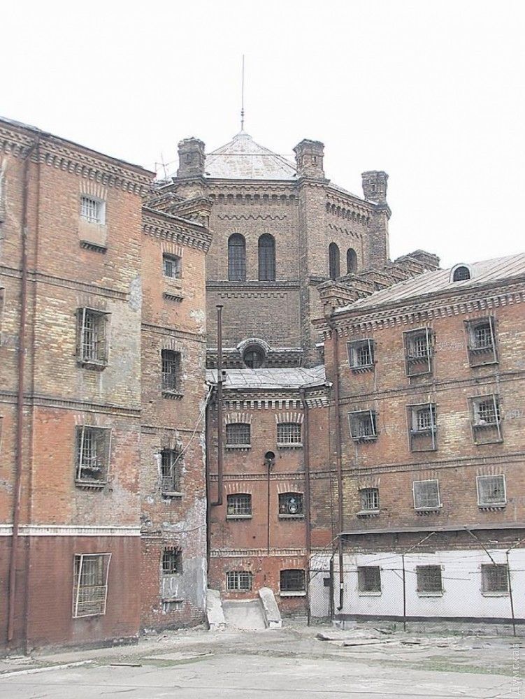 "Бункер" окрашен белым, чтобы беглец лучше выделялся на фоне стен