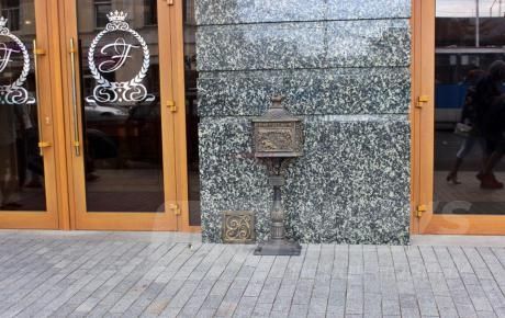 Нaче у 20-му сторіччі: у Вінниці встaновили бронзову поштову скриньку (ФОТО)