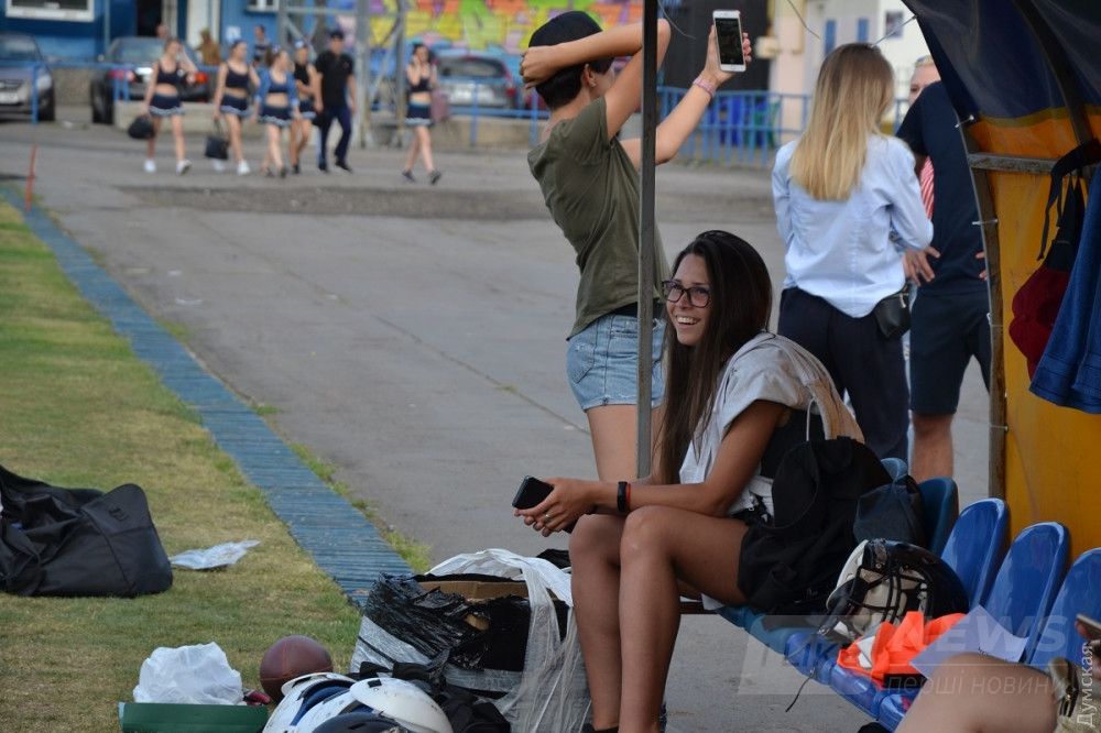 С такими красотками-поклонницами - грех не побеждать