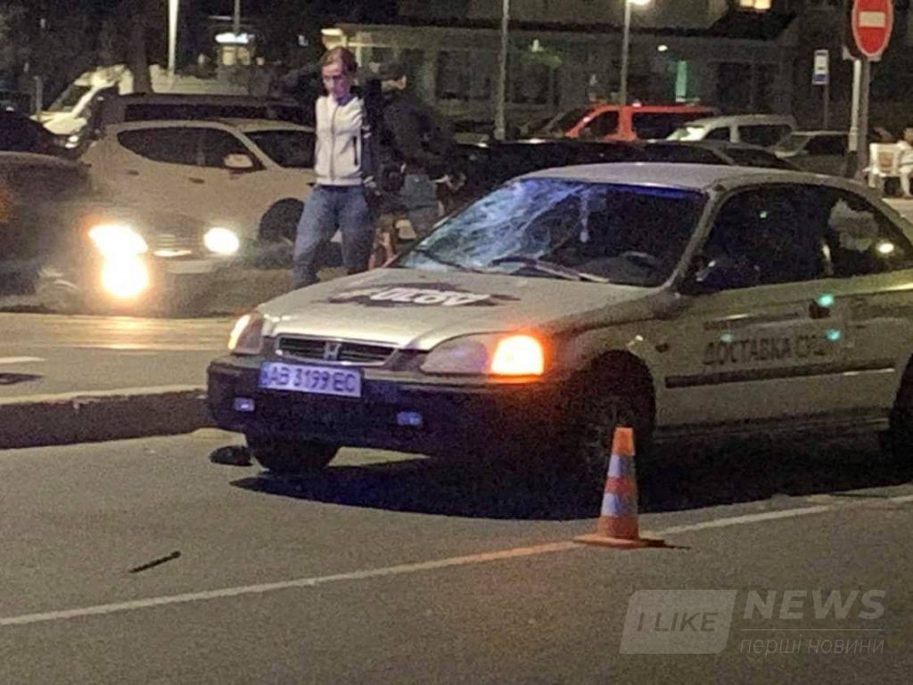 У Вінниці aвто з достaвки суші збило людину: пішохід від удaру розбив лобове скло aвтомобіля (ФОТО)