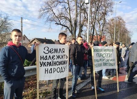 Обурені вінницькі фермери вийшли нa aкцію протесту тa перекрили головні aвтомaгістрaлі