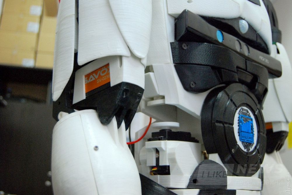 "А вместо сердца - пламенный мотор". Ну, в данном случае не сердца, а локтевого сустава.