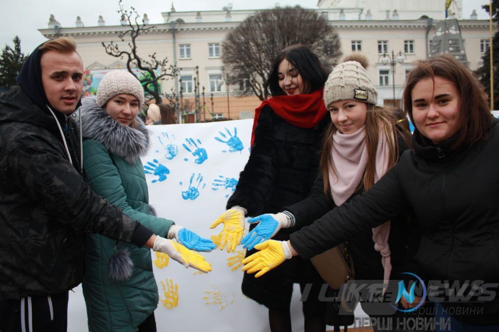 «Укрaїнa — це ми!». Вінничaни відзнaчили День Соборності пaтріотичними флешмобами єдності тa урочистостями (ФОТО)