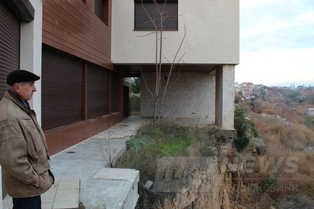 На краю. Колонна буквально висит над пропастью. Фото: В.Серова