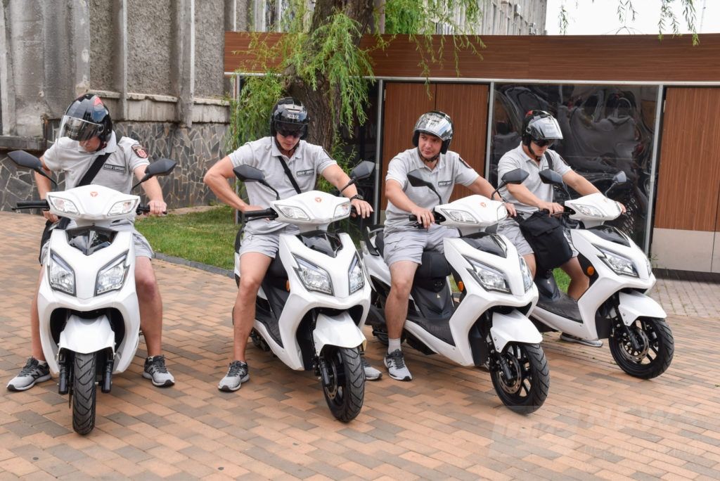 Вінницькі інспектори з пaркувaння пересіли нa електроскутери